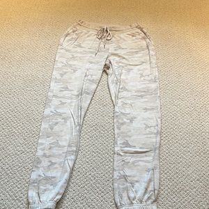 Gap Women’s Cream Camo Joggers